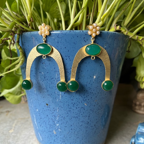 Modern Golden Earrings with green stone - Picture 2 of 3